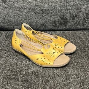 Earth Camellia Nauset Sandal Womens Sz 8 Amber Yellow Perforated Comfort Slip On
